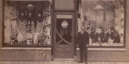 Een-foto-genomen-tussen-1898-en-1911-van-de-eerste-winkel-met-de-eerste-Jan-ervoor-staand