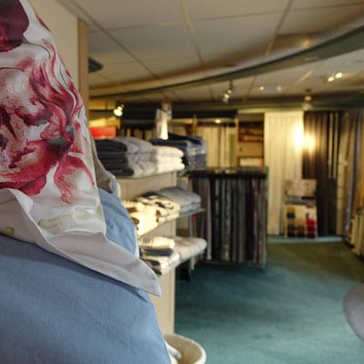 beddengoed-met-op-de-achtergrond-een-deel-van-onze-woningtextiel-afdeling
