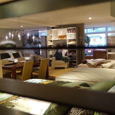 één-van-de-bespreektafels-waar-we-de-klanten-ontvangen-voor-een-advies-over-een-bed