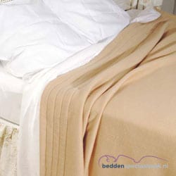 Comfortabele-Kasjmier-deken-Cachemire-op-bed