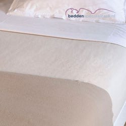 Merinowol-deken-Meribel-op-bed