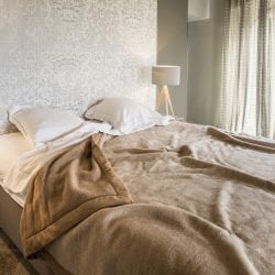 kameelhaar-deken-Ispahan-op-een-bed