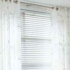 raamdecoratie-horizontale-jaloezie-in-combinatie-met-inbetween-stof